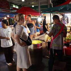 Hier werden Maiskolben begutachtet - die wandern gleich in Xenias Magen. 😅