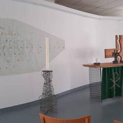 Kapelle auf dem Gelände der Gedenkstätte. Altar und Leuchter wurden aus Streckgitterzaun gefertigt.