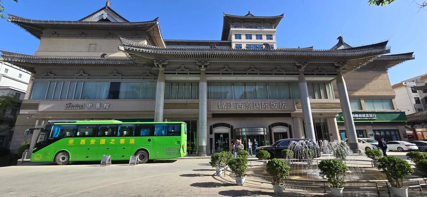 der Tour-Bus holt uns vom Hotel ab