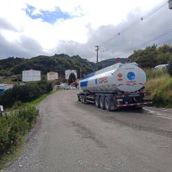 Copec-Tanker warten auf Befüllung