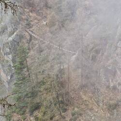 Die Hängebrücke im Nebel.