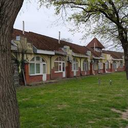 Die Unterkünfte neben der Therme, derzeit geschlossen