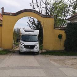 Durch dieses Tor kommt man zum Übernachtungsplatz in Tata