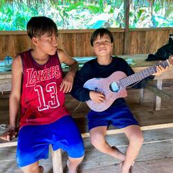 Un enfant fan de la guitare de Vincent !
