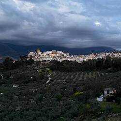 Mit Einbruch der Dunkelheit erreichen wir Quesada