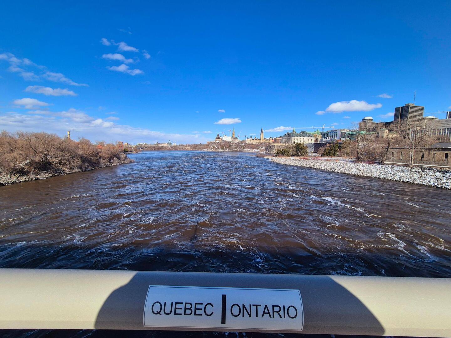 La frontière entre les deux provinces est au milieu du fleuve.