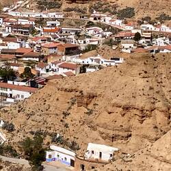 Viele "Häuser" sind nur Fassade, dahinter sind jedoch Höhlenwohnungen im Berg