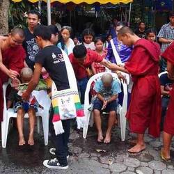 Die buddhistischen Novizen werden kahlgeschoren