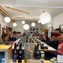 Touristen bei der Olivenölverkostung. Rund um die Stadt ist ein großes Anbaugebiet