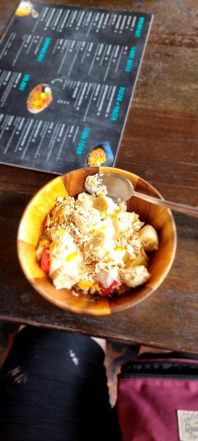 Muesli with yogurt & fruit