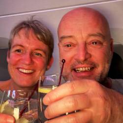 Im Schlafanzug mit Gin Tonic in der Lounge