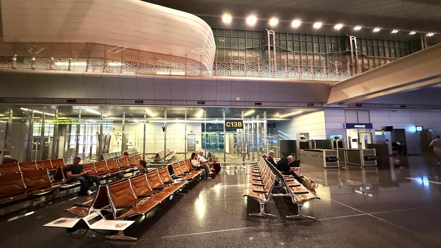 Warten am Gate in Doha