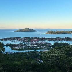 Aussicht auf die beiden anderen Inseln Praslin und La Digue am Horizont ganz hinten