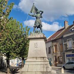 Jeanne d'Arc hat Jargeau befreit und ist in der Gegend allgegenwärtig.