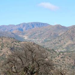 Wie Schwalbennester kleben die Dörfer an den Hängen.