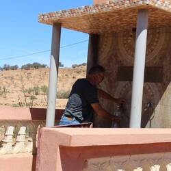 Wasser schöpfen im Gebirge