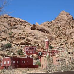 Imposante Granitfelsen, schöne Häuser
