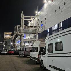 2:30 Uhr - ich und an andere Camper warten neben der Fähre