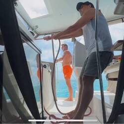 gemeinsam Segel setzen