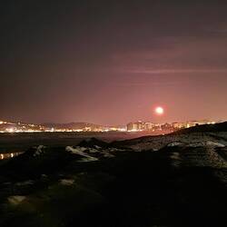 Mond über dr Stadt