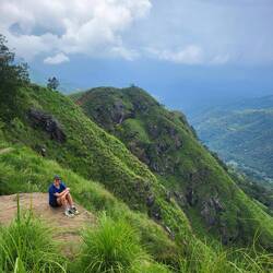 Oben auf dem Little Adam's Peak. Die Wolken kündigen den Starkregen für den Abstieg an