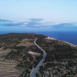 Die Straße vom Leuchtturm nach Ampelos