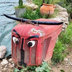 vorbei an grimmig schauenden Geistern