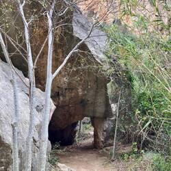 durchs Tunnel unter dem riesigen Felsbrocken