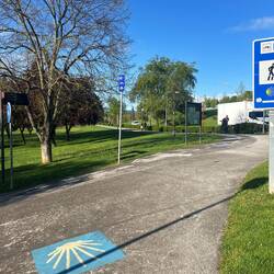 Several signs here on one corner, I won't miss this turn!