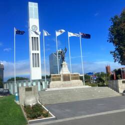 Palmerston North Soldiers' Memorial mit 🌈