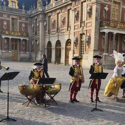 Greeted by musicians!