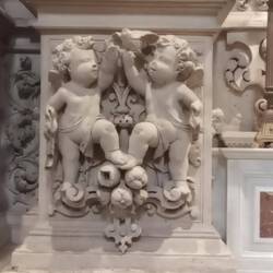 Dicke Kinder spielen mit Früchten und einem Vogel