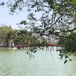 le petit pont du Soleil Levant qui mène à la pagode de la Montagne de Jade