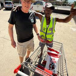 "To feed my kids" so war sein Wunsch, als wir einkaufen gingen und er unser Auto "bewachte"