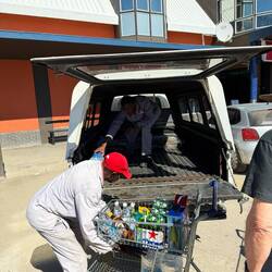 ...mit der definierten Hoffnung auf Trinkgeld wird uns älteren Herren allumfänglich geholfen...