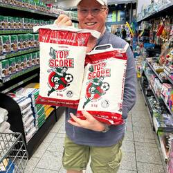 ...nur unser "Parkplatzboy" wollte kein Geld. Sein Währung war: Maismehl für Mielipap