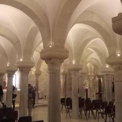 Krypta mit Kapitellen zahlreicher Kulturen