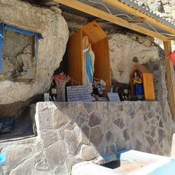 Gottesmutter Maria. Über dem warmen Thermalwasser und blaue Lichtkette in der Nacht. Schön