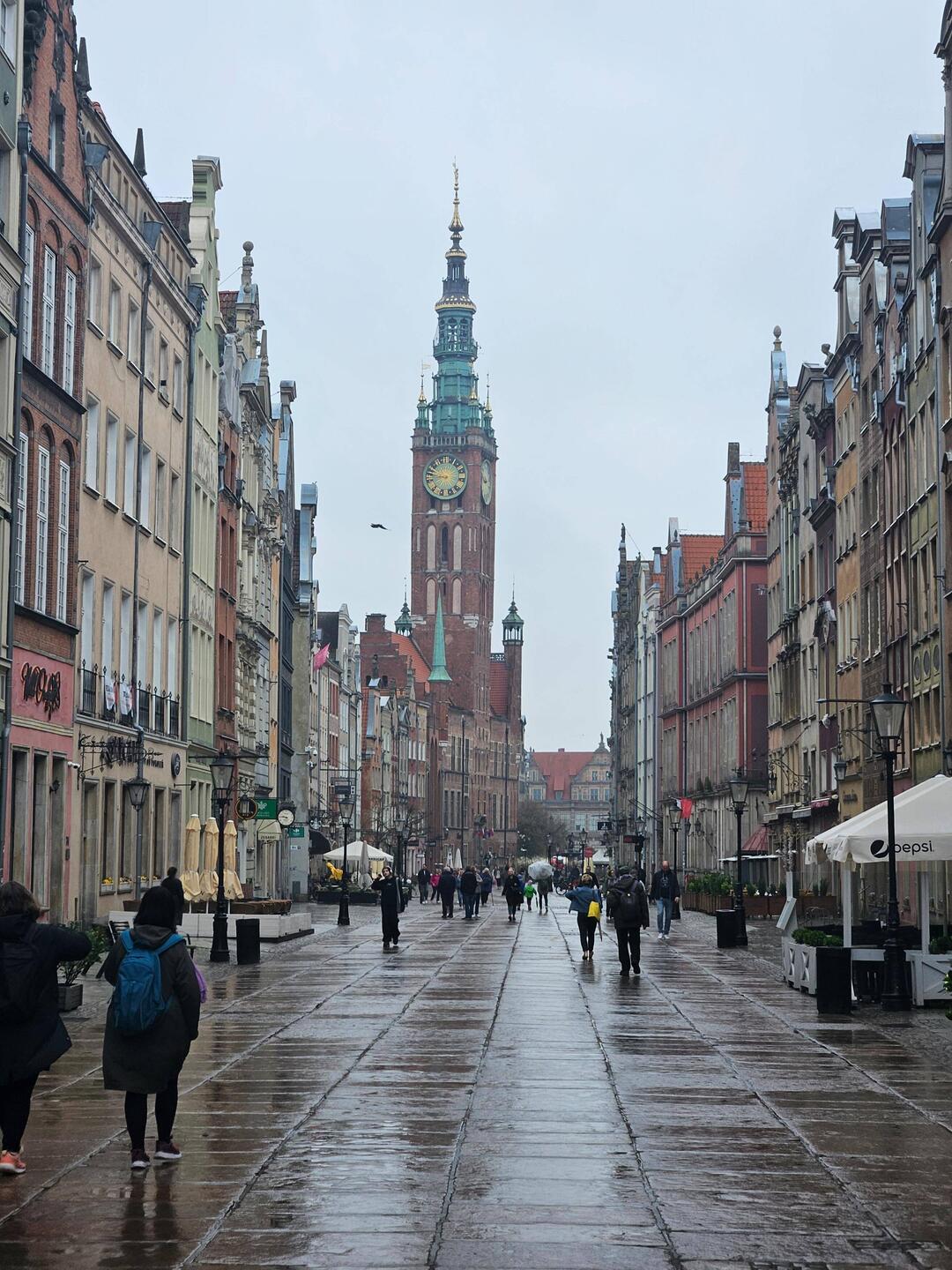 Noch nassen Stadt vom nächtlichen Regen..