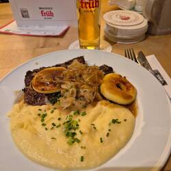 Rinderleber, Karoffelpüreé, Apfelscheiben, gebratene Zwiebeln