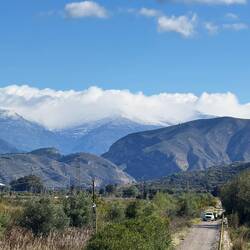 Blick auf die noch verschneite Sierra Nevada (höchster Punkt 3482 Meter)