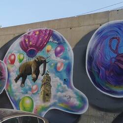 Wunderschöne Wandmalereien an den Betonwänden beim Parkplatz