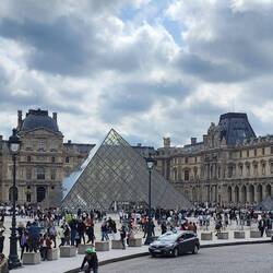 Louvre Museum: 380,000 objects and 73,000 square meters of exhibition space