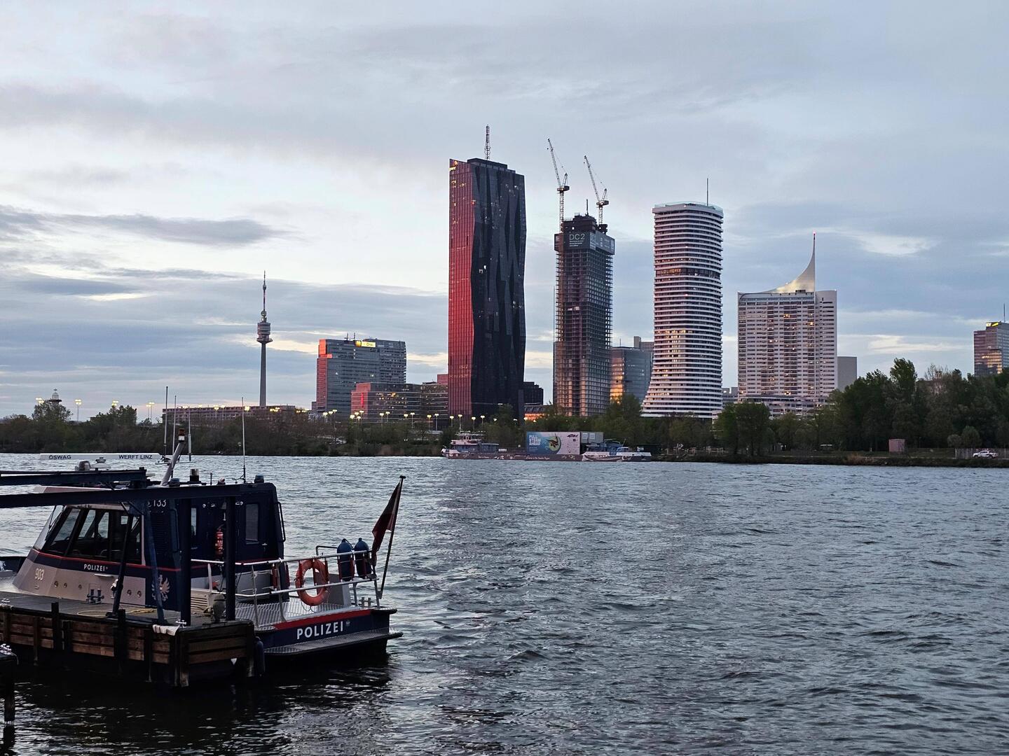 Skyline der Donau Insel