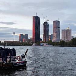 Skyline der Donau Insel