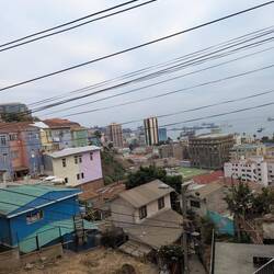 Links das blaue Haus war unser Hostel in Valparaiso, im Hintergrund Kriegsschiffe