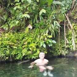 Petit pain dans des sauces d'eau chaude à 35 degrés