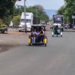 Auf der Fahrt wieder viele "Taxis". Umgebaute Motorräder mit Fahrgastkabine vorne,