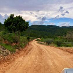 Auf der Höhe ist es eine Lehmpiste