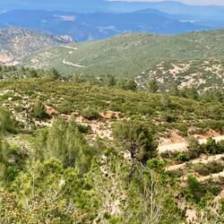 Der Weg schlängelt sich durch die Bergwelt